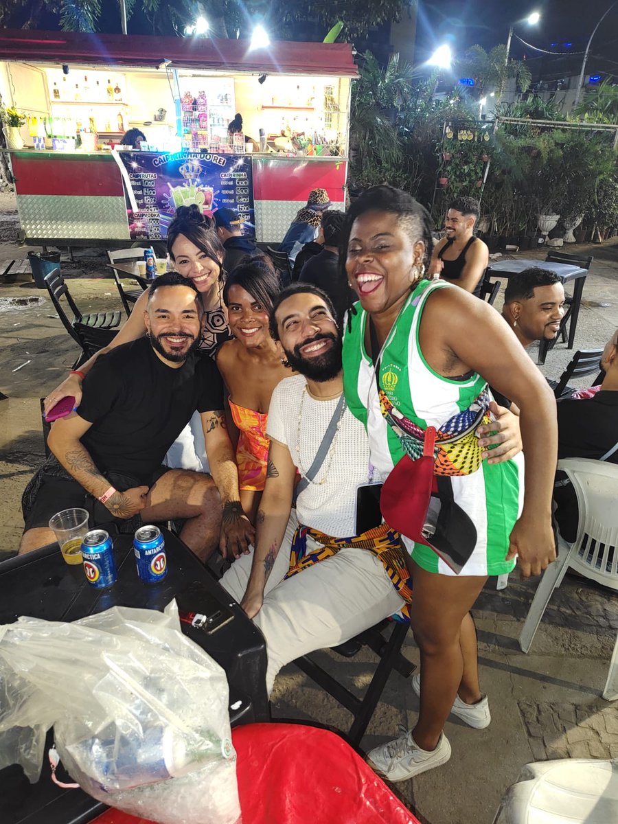Aquelas coisas que só Madureira tem ! O after do show do <a href="/jorgearagao/">Jorge Aragão</a> no <a href="/gresimperio/">Império Serrano</a> ! Fazedores de cultura felizes , obrigada <a href="/culturalimperio/">Departamento Cultural - Império Serrano</a> 
Uma noite pra ficar na história