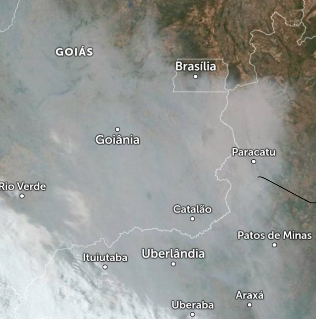 BrunnoMeloCBN's tweet photo. Segundo o Corpo de Bombeiros, a situação é proveniente dos incêndios no interior de São Paulo. 
De acordo com a corporação, a fumaça chegou até Brasília devido "a mudança de cerca de 180º na direção do vento, ainda agravada por um sistema de alta pressão que não permite a dissipação da fumaça". 
https://t.co/VKuI0T92Lq