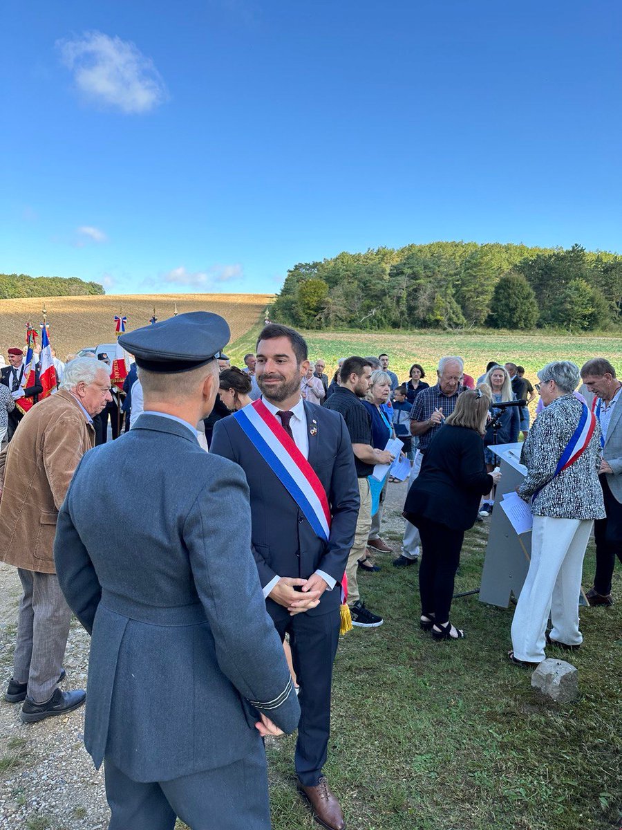 JulienOdoul's tweet photo. 🪖 Le 26 août 1944, un avion britannique en mission d’approvisionnement de la Résistance est abattu entre #Villebougis et #Nailly. 80 ans après, j’ai l’honneur de participer à la commémoration en hommage au sacrifice des soldats morts lors du crash pour la libération de la France.