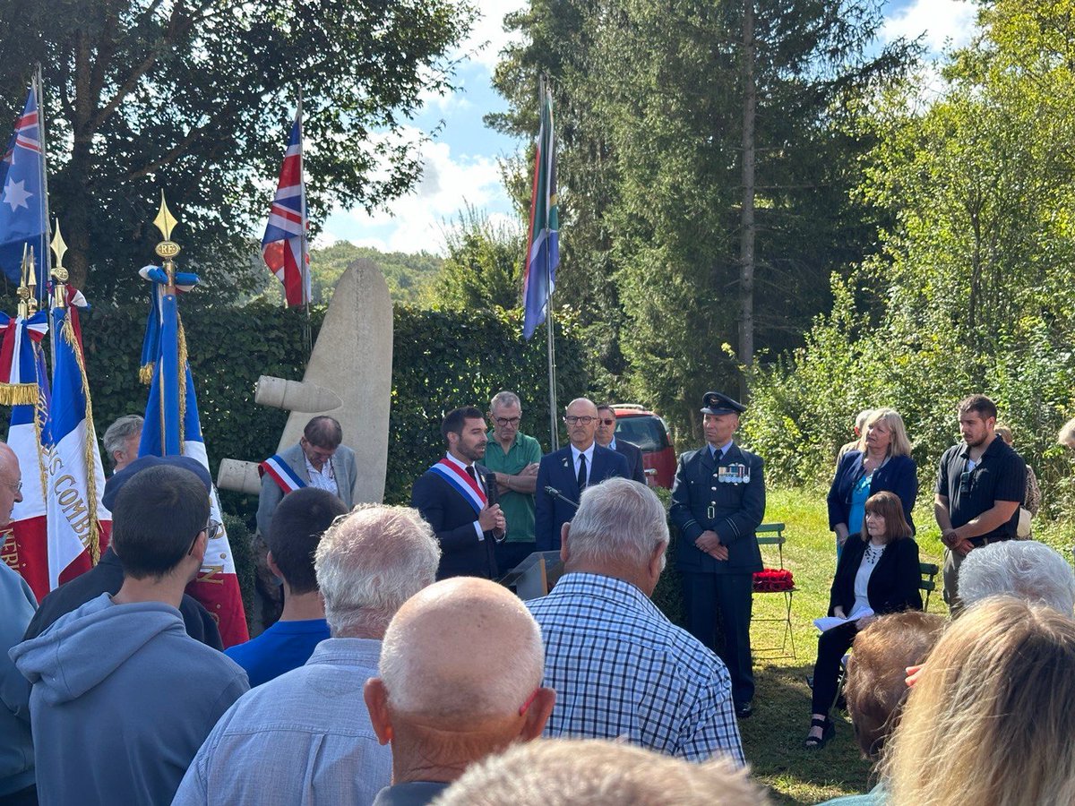 JulienOdoul's tweet photo. 🪖 Le 26 août 1944, un avion britannique en mission d’approvisionnement de la Résistance est abattu entre #Villebougis et #Nailly. 80 ans après, j’ai l’honneur de participer à la commémoration en hommage au sacrifice des soldats morts lors du crash pour la libération de la France.