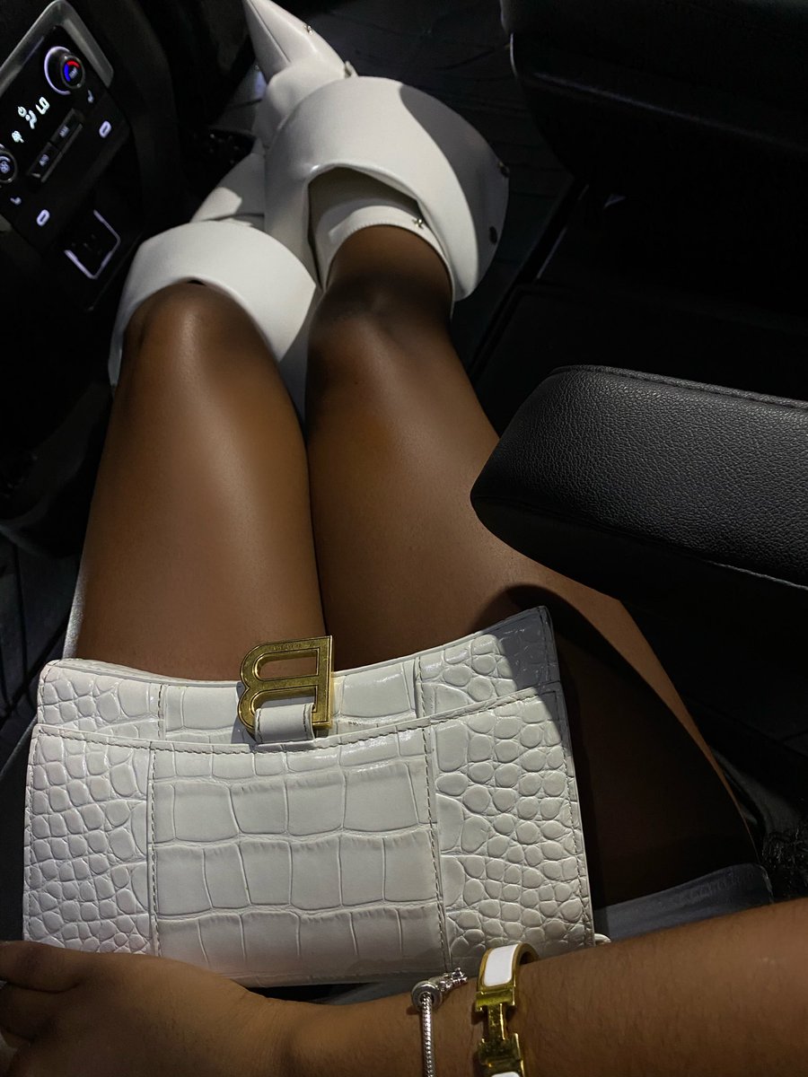 siquayarmani's tweet photo. Body Snatched, Bitch I’m Servin Bitch I’m Perfect 🍦. https://t.co/LsSWTavoXZ