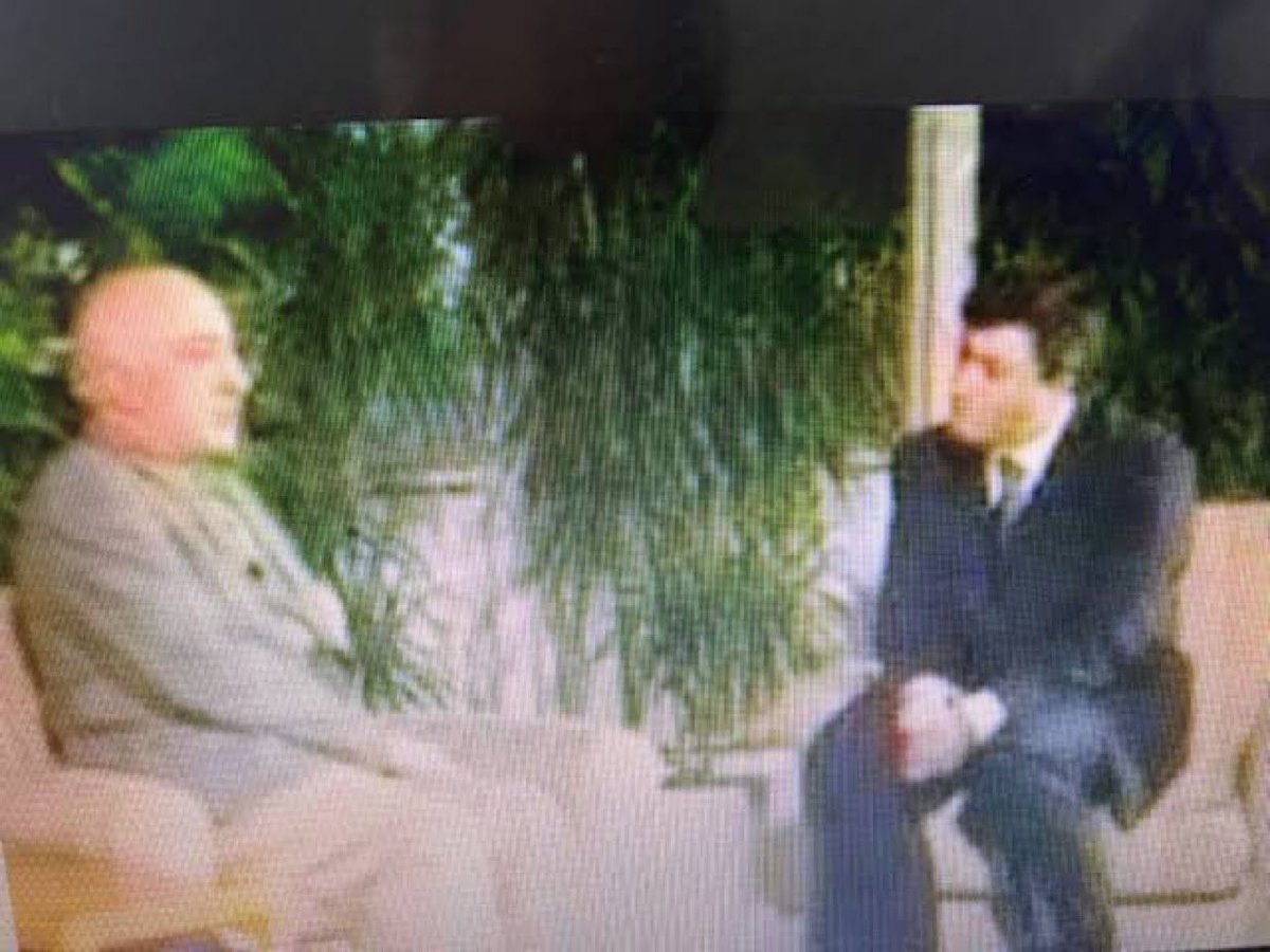 Terörist başının önünde el pençe divan duran züppe Tuncay Özkan..