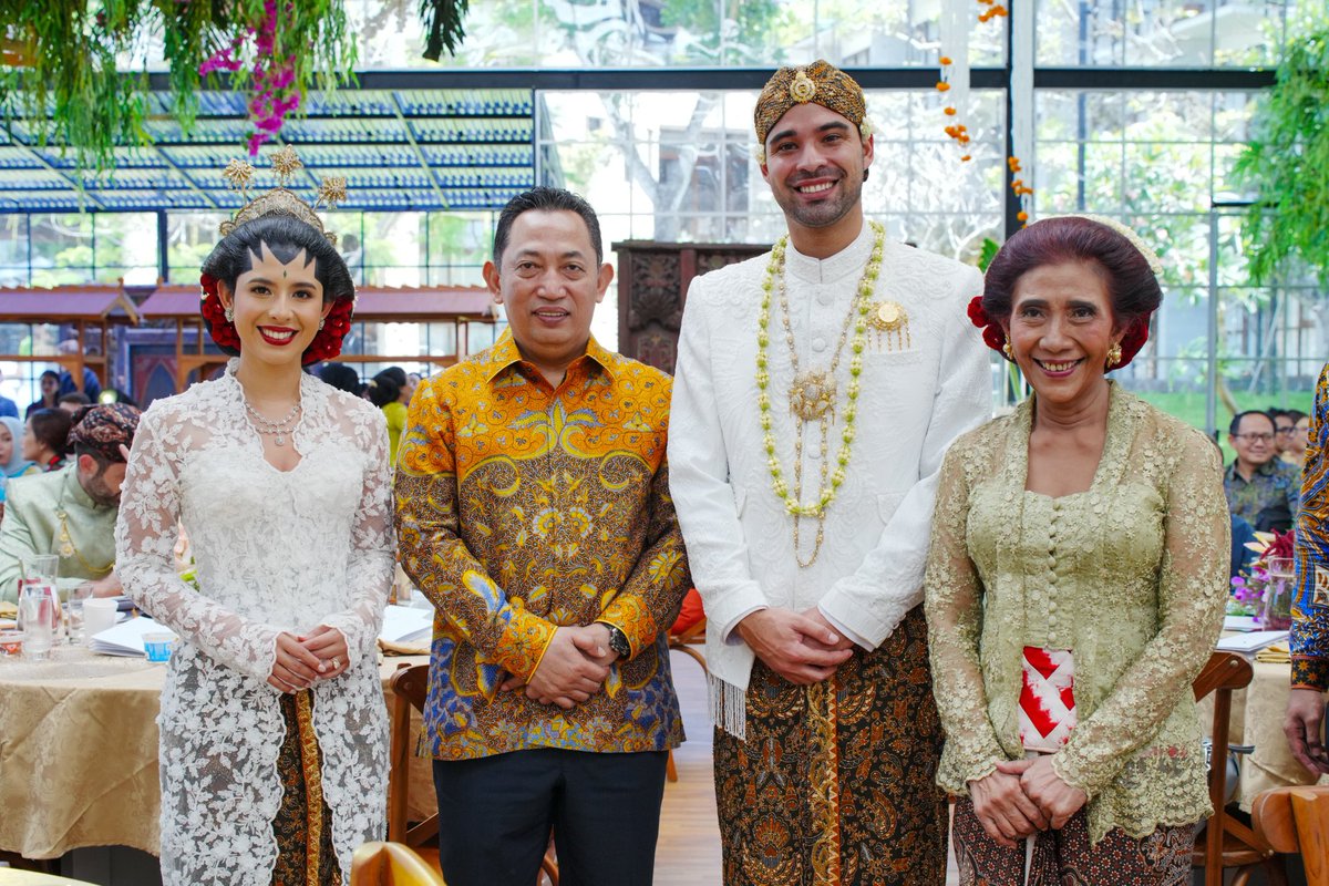 PartaiSocmed's tweet photo. Selamat untuk pernikahan puteri Bu @susipudjiastuti, Nadine dan Geoffrey. Semoga jadi pasangan yg berbahagia https://t.co/sF5eJB2jdB