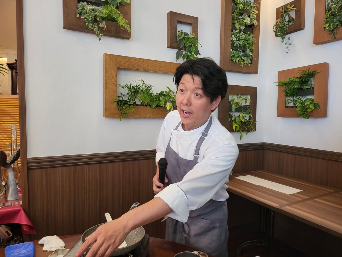 davidavidavidou's tweet photo. 河合シェフとはパスタについて質問したりアドバイスを貰えたり、他のお客さんにも色々と話しかけられ(人見知りなのにw)楽しく会話をさせて頂く事が出来て充実した日になりましたヾ(●´∇｀●)ﾉ
他にも写真を撮ったり勉強になる事も多く今後に活かせれば(ง ･֊･)ง´- https://t.co/JayhZxDOuH