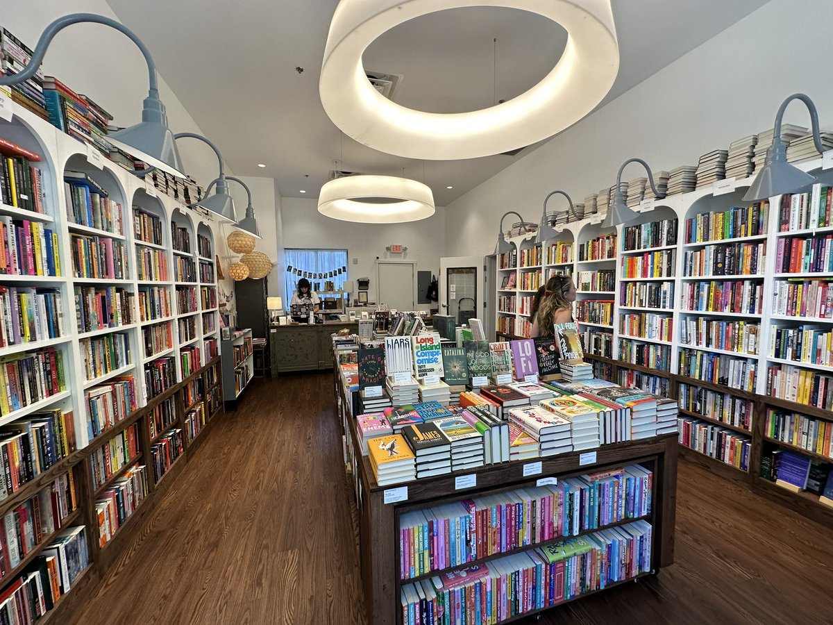 mattbrowning's tweet photo. Stop 2 on my Nashville bookstore crawl: The Book Shop. Small and gorgeous nook connected to a coffee cafe, with a carefully curated inventory and friendly staff who were quick with a great lunch rec! Beautiful spot!
#bookstore #independentbookstore #bookstoreexplorer https://t.co/2dpHf1nuel