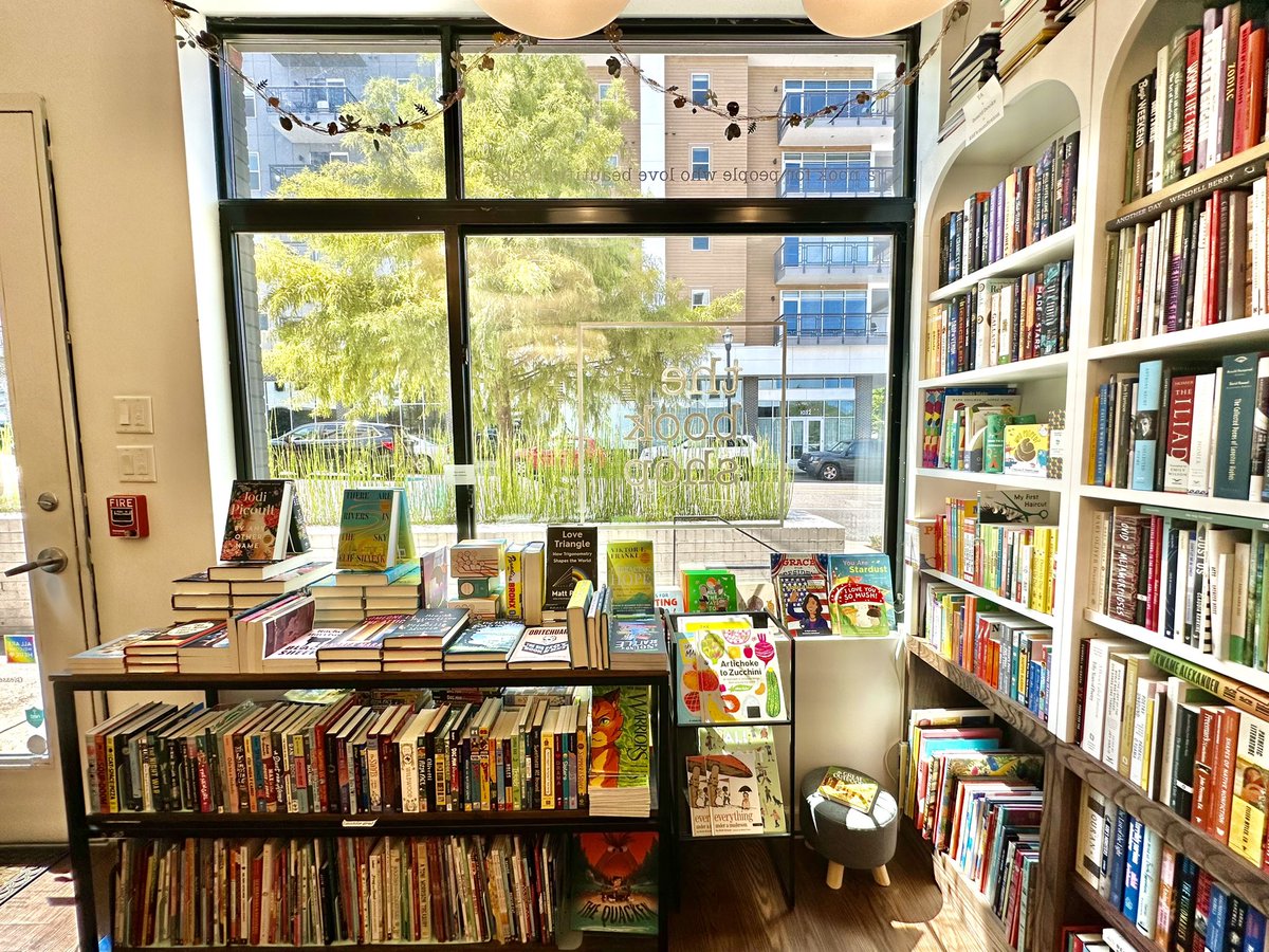 mattbrowning's tweet photo. Stop 2 on my Nashville bookstore crawl: The Book Shop. Small and gorgeous nook connected to a coffee cafe, with a carefully curated inventory and friendly staff who were quick with a great lunch rec! Beautiful spot!
#bookstore #independentbookstore #bookstoreexplorer https://t.co/2dpHf1nuel