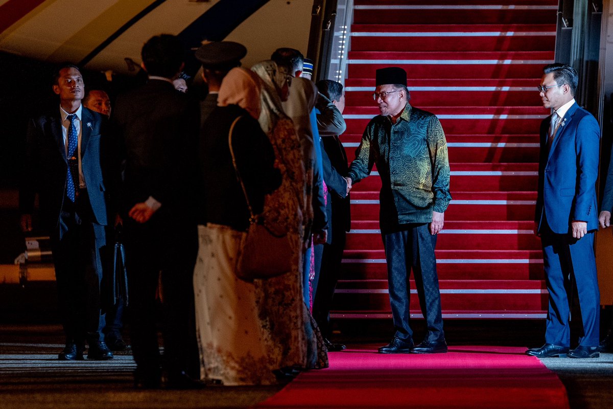 anwaribrahim's tweet photo. Tiba di Bandar Seri Begawan malam ini bagi menghadiri Rundingan Pemimpin Tahunan kali ke-25 (ALC-25) yang akan berlangsung di Istana Nurul Iman esok.

ALC adalah mekanisme dua hala tertinggi antara Malaysia dan Brunei hatta lawatan ini mencerminkan komitmen kedua-dua pihak untuk meningkatkan lagi kerjasama bilateral dalam mencapai matlamat bersama selain membincangkan isu-isu terkait.

===========

Arrived in Bandar Seri Begawan for the 25th Annual Leaders’ Consultation (ALC-25), which will be held at Istana Nurul Iman tomorrow.

ALC is the highest bilateral mechanism between Malaysia and Brunei Darussalam. 

This visit reflects both sides' commitment to strengthen bilateral cooperation and achieve shared goals.

#MalaysiaMADANI