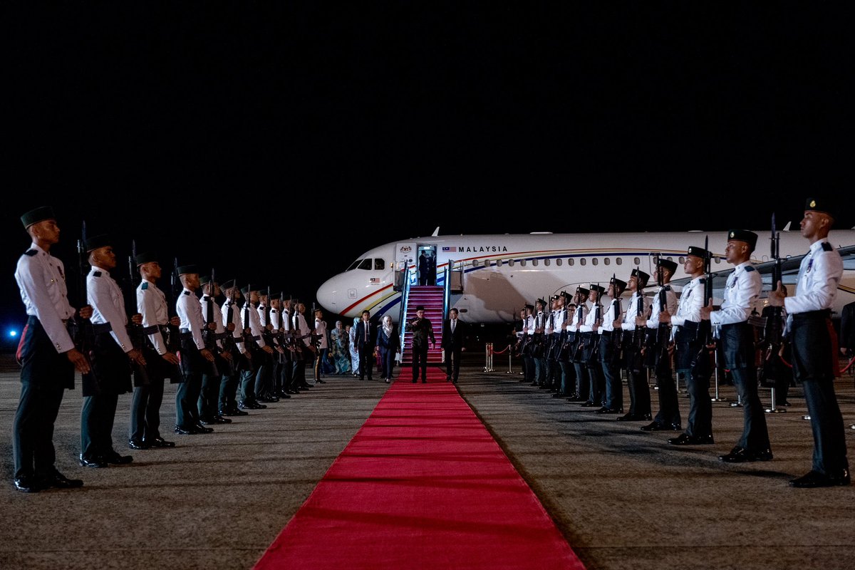 anwaribrahim's tweet photo. Tiba di Bandar Seri Begawan malam ini bagi menghadiri Rundingan Pemimpin Tahunan kali ke-25 (ALC-25) yang akan berlangsung di Istana Nurul Iman esok.

ALC adalah mekanisme dua hala tertinggi antara Malaysia dan Brunei hatta lawatan ini mencerminkan komitmen kedua-dua pihak untuk meningkatkan lagi kerjasama bilateral dalam mencapai matlamat bersama selain membincangkan isu-isu terkait.

===========

Arrived in Bandar Seri Begawan for the 25th Annual Leaders’ Consultation (ALC-25), which will be held at Istana Nurul Iman tomorrow.

ALC is the highest bilateral mechanism between Malaysia and Brunei Darussalam. 

This visit reflects both sides' commitment to strengthen bilateral cooperation and achieve shared goals.

#MalaysiaMADANI