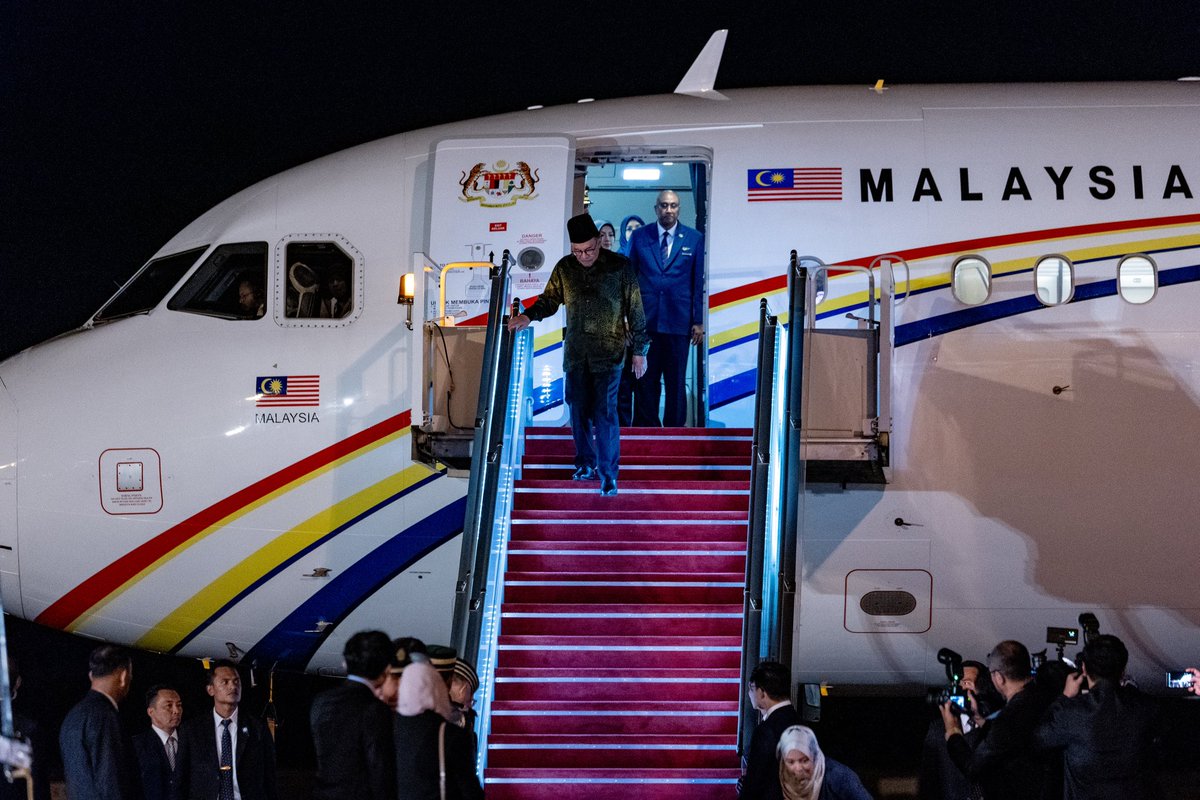 anwaribrahim's tweet photo. Tiba di Bandar Seri Begawan malam ini bagi menghadiri Rundingan Pemimpin Tahunan kali ke-25 (ALC-25) yang akan berlangsung di Istana Nurul Iman esok.

ALC adalah mekanisme dua hala tertinggi antara Malaysia dan Brunei hatta lawatan ini mencerminkan komitmen kedua-dua pihak untuk meningkatkan lagi kerjasama bilateral dalam mencapai matlamat bersama selain membincangkan isu-isu terkait.

===========

Arrived in Bandar Seri Begawan for the 25th Annual Leaders’ Consultation (ALC-25), which will be held at Istana Nurul Iman tomorrow.

ALC is the highest bilateral mechanism between Malaysia and Brunei Darussalam. 

This visit reflects both sides' commitment to strengthen bilateral cooperation and achieve shared goals.

#MalaysiaMADANI