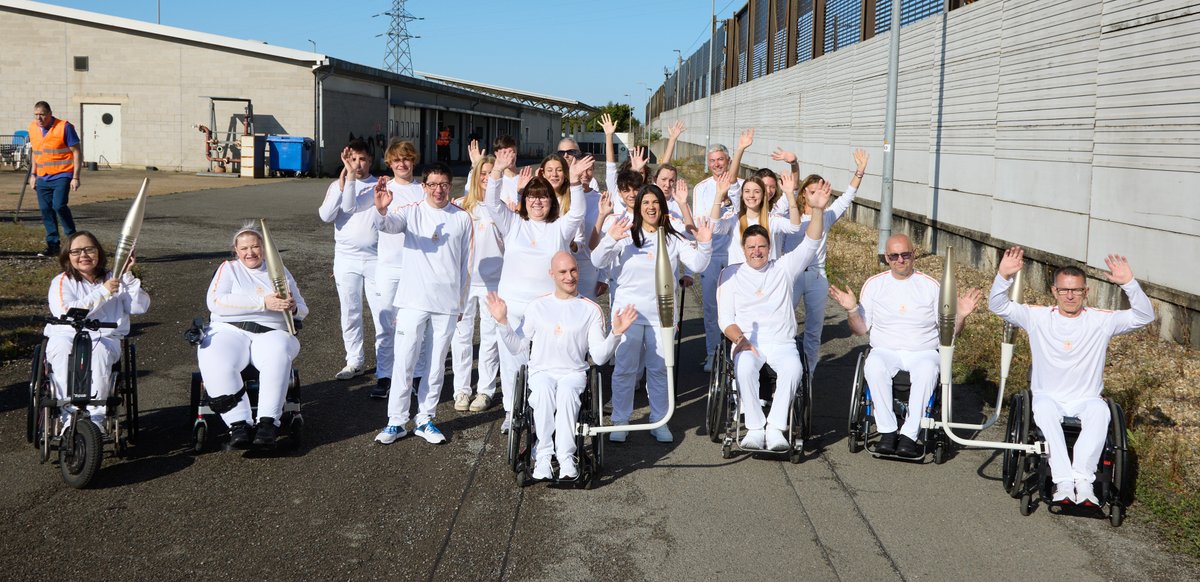 Quel plaisir de voir la 🔥 arriver en France dans les mains d'Emmannuelle Assmann, championne d'escrime fauteuil et engagée depuis le début de #Paris2024 

👏aux 24 relayeurs 🇬🇧 et aux 24 premiers relayeurs 🇫🇷du tunnel sous la Manche.

C'est parti pour 4 jours de Relais 🤩