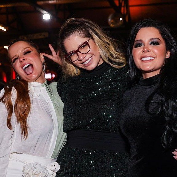 choquei's tweet photo. 🚨VEJA: A Globo cancelou o especial sobre Marília Mendonça após a recusa da família à participação de Maiara e Maraisa. 

Ruth e João Gustavo (mãe e irmão) não queriam a presença da dupla sertaneja, enquanto a Globo considerava essencial, de acordo com a Folha de S. Paulo. https://t.co/0AzmFTkPqq