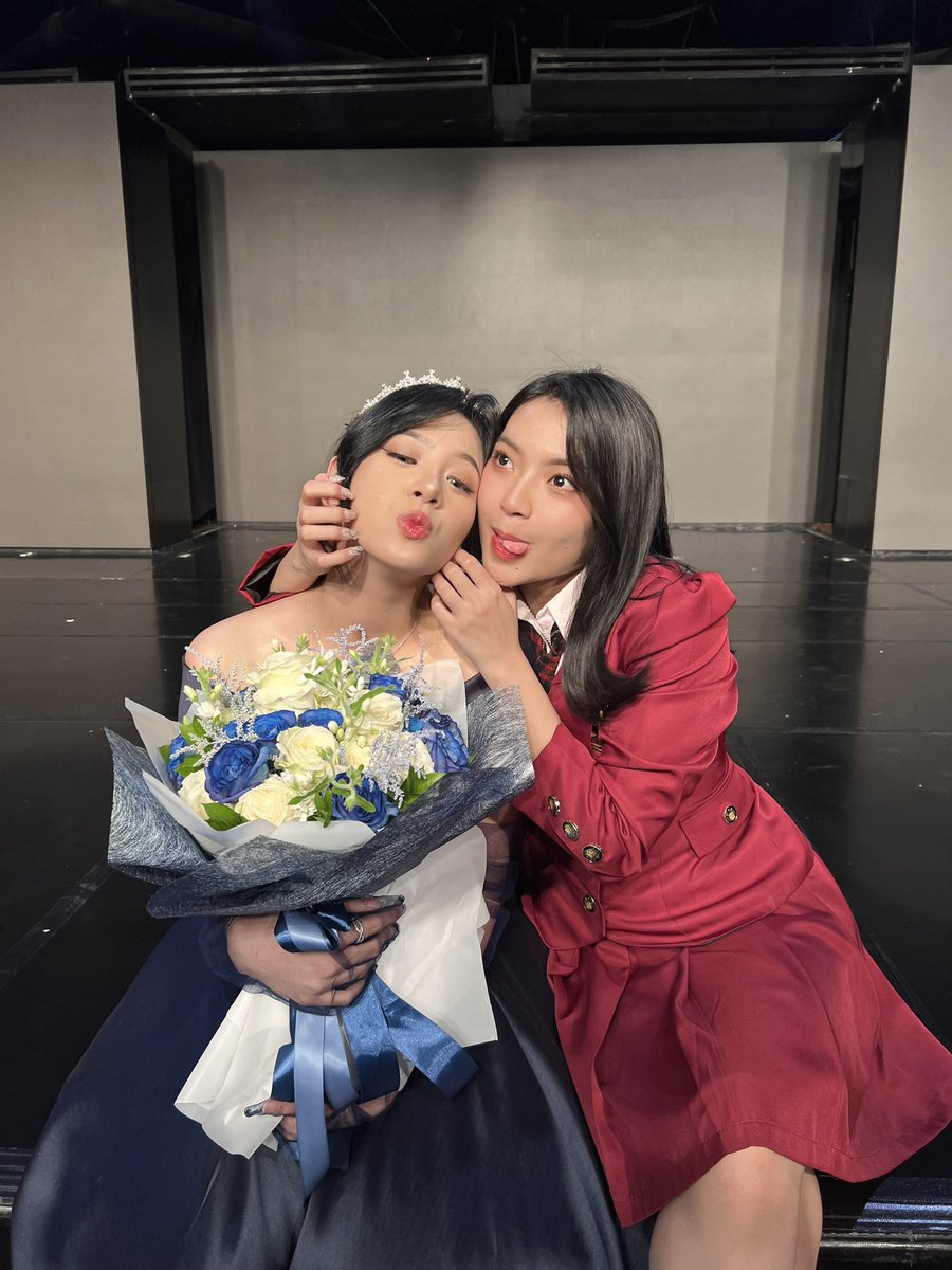 _shaniagracia31's tweet photo. happy graduation adik aku selamanya kesayangan aku cimtaku zoya❤️ @A_ZeeJKT48 https://t.co/k4fxTlVmLl