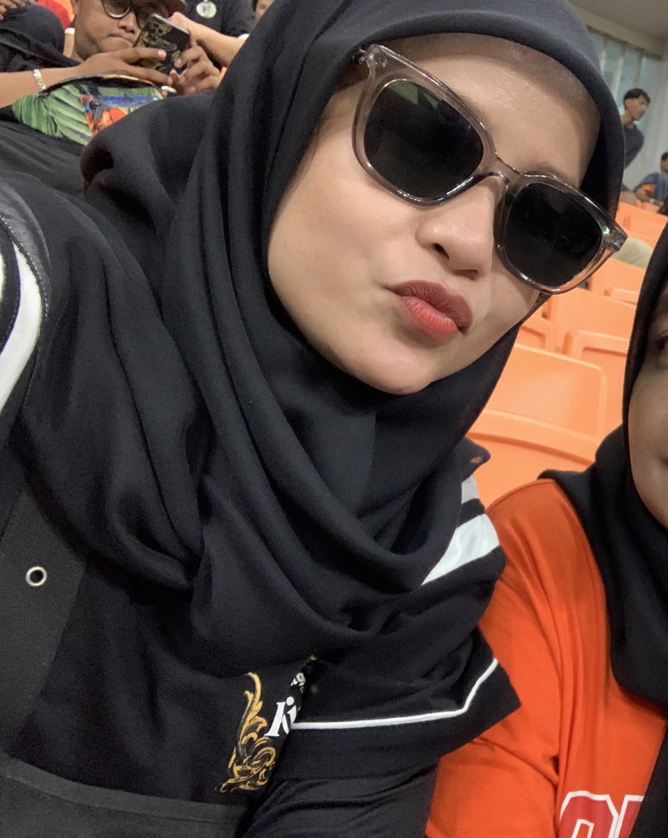 Mane adeeee! W pake kacamata kek apa tau itu 🙄