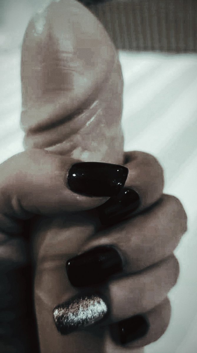 Este es el juguete de ella, su juguete.. adivina las fantasías Uffff fantasiando un trío HMH.. o solita haciendo maldades, o con su corneador haciendo de todo y grabando para enviarme... Jummm 👿 #putiesposa #fantasias #morbosa