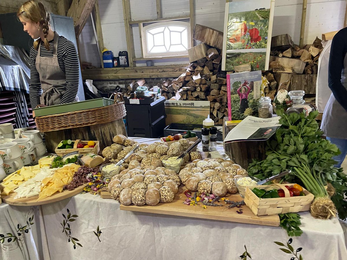 Gisteren mooie Velddag voor donateurs en 
 andere belangstellenden met excursies, akkerlunch en André Hoogendijk, directeur BO akkerbouw. Reacties: veel geleerd, heel gezellig, heerlijke lunch. Ook donateur worden? rietgorsinfo.nl