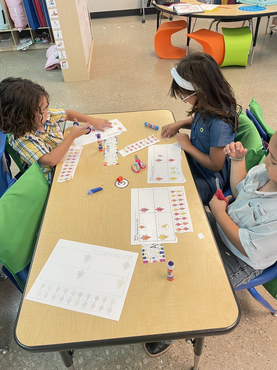 JenniferCa99588's tweet photo. We learned about sorting colors!🌈 #prek https://t.co/ohzNGJzu5X