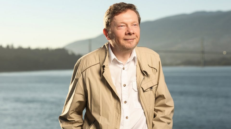Éste es Eckhart Tolle.

A los 29 años, estuvo al borde del suicidio.

Pero una noche transformadora lo llevó a convertirse en uno de los grandes maestros espirituales de nuestro tiempo.

Habrás oído hablar de su bestseller: "El poder del ahora".

Esta es su milagrosa historia: