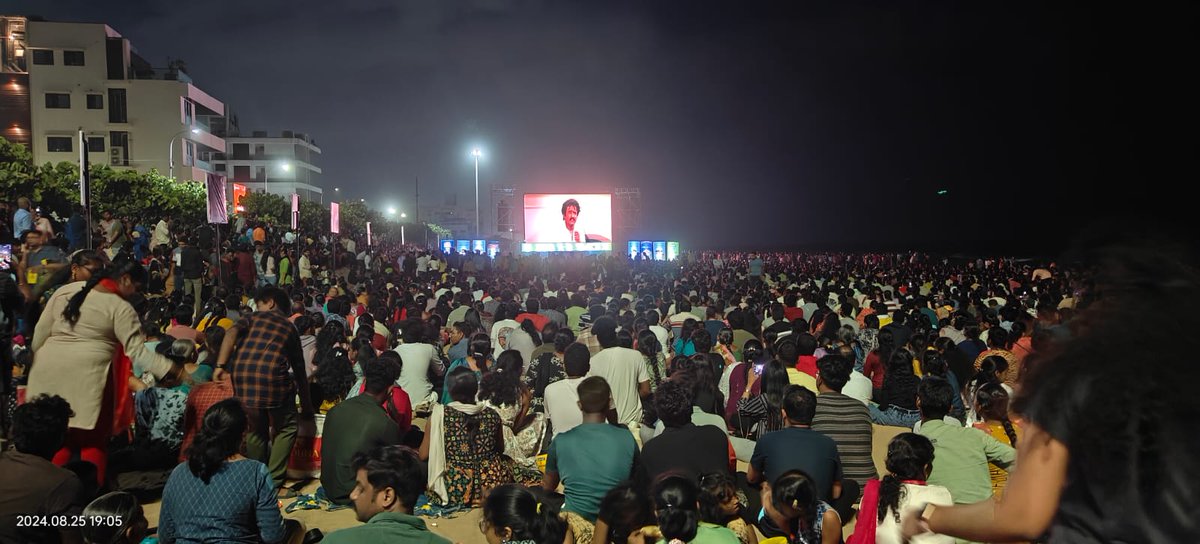 Boxoffice_Boom's tweet photo. Thalaivar Superstar @rajinikanth biggest blockbuster movie #Muthu screening is Running now at Thiruvanmiyur beach 💥🌊👍

 A part of @TamilTheHindu Made Of Chennai Celebration 💥

Previously they planned Annamalai movie.

#HinduMadeOfChennai
#49YearsOfRajinism
#Coolie
#Vettaiyan https://t.co/CdjGO7dJDT
