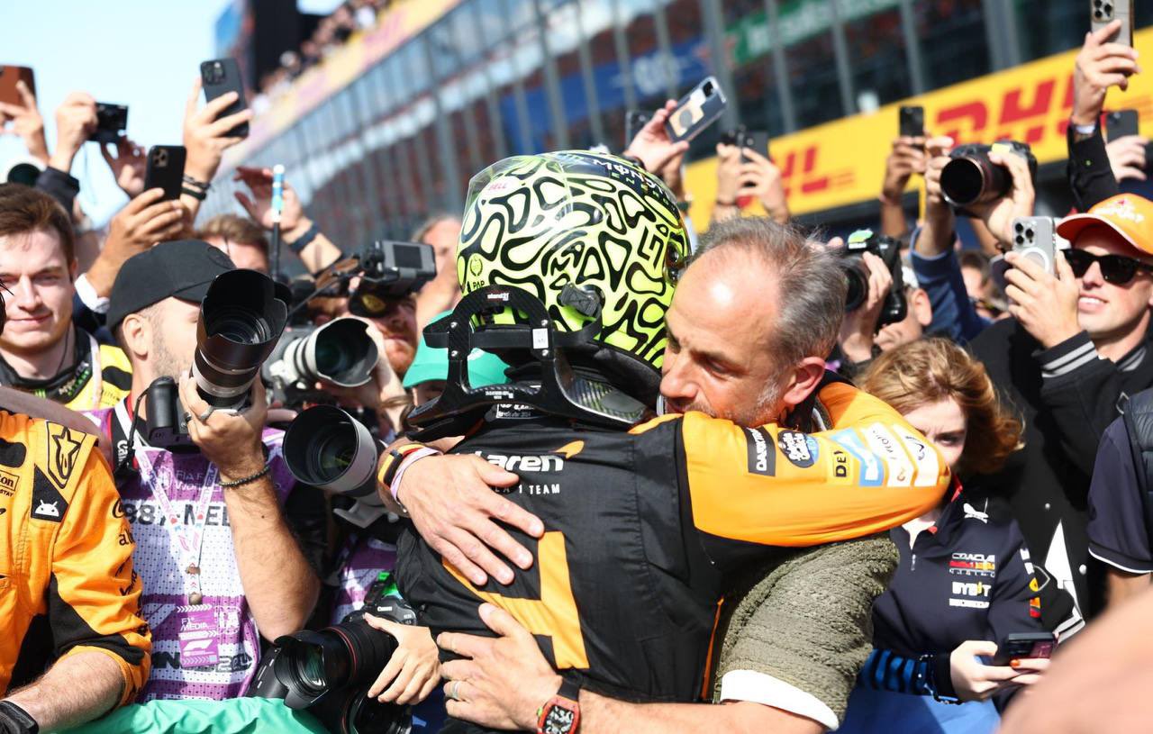 Lando Norris celebrando con su padre. Fuente: Mclaren F1