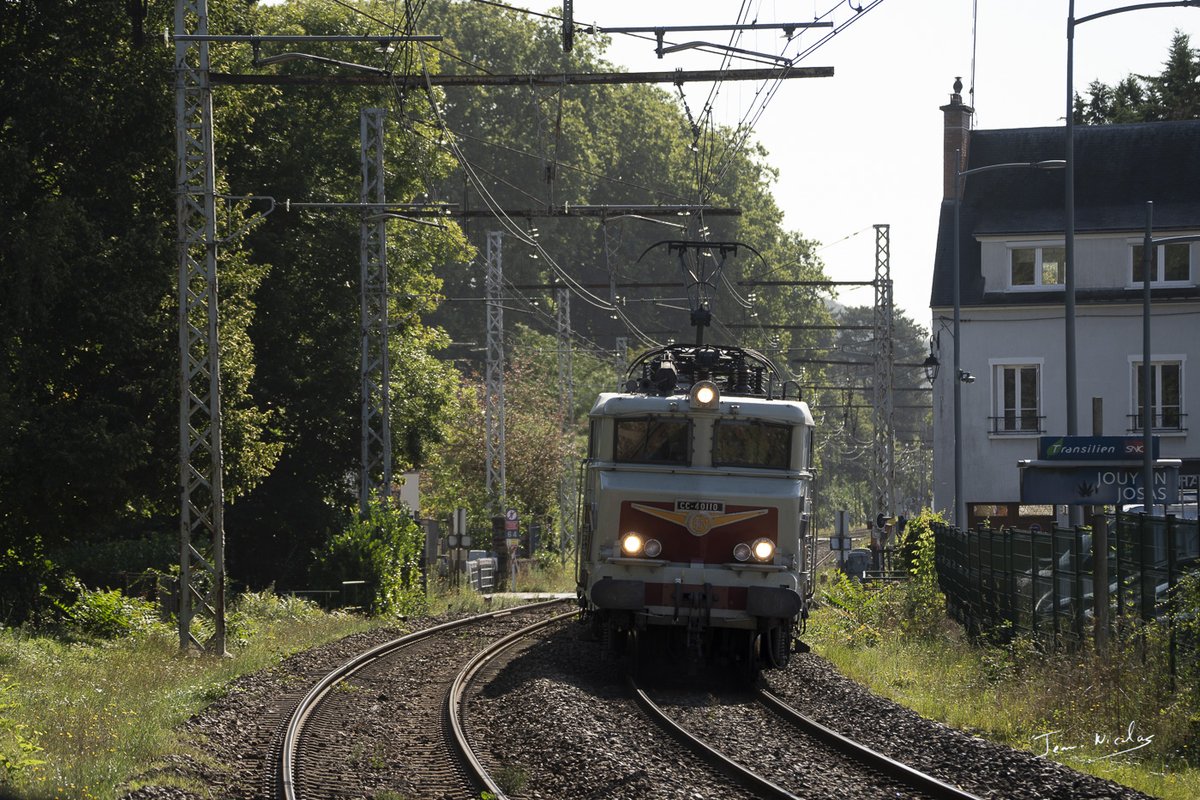 Ce matin, lors de sa marche de rodage, la superbe CC 40110 du <a href="/mfpn_trains/">MFPN</a> s'apprête à dépasser Jouy-en-Josas, sur la Grande Ceinture Sud !