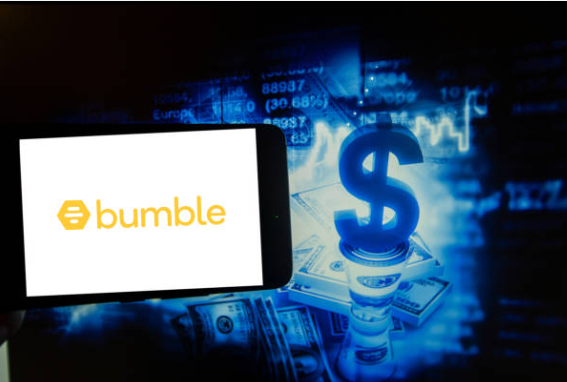 XBriefDaising's tweet image. Nightclub scams starting on dating apps like Tinder, Bumble, and Happn have come under scrutiny in Mumbai. Men lured into clubs face bills ranging from ₹23k to ₹61k. Women, reportedly in cahoots with clubs, earn commissions from these high bills. #MumbaiScam #DatingAppFraud