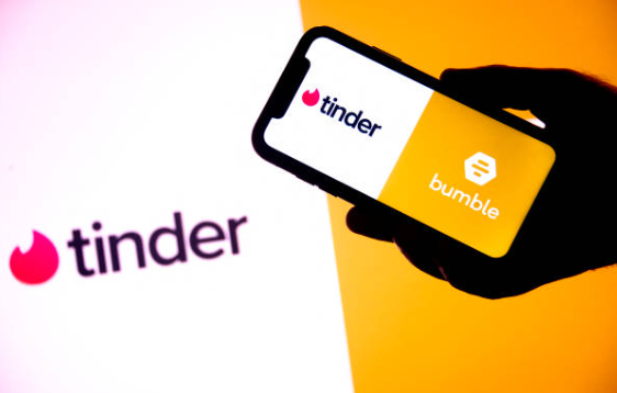 XBriefDaising's tweet image. Nightclub scams starting on dating apps like Tinder, Bumble, and Happn have come under scrutiny in Mumbai. Men lured into clubs face bills ranging from ₹23k to ₹61k. Women, reportedly in cahoots with clubs, earn commissions from these high bills. #MumbaiScam #DatingAppFraud