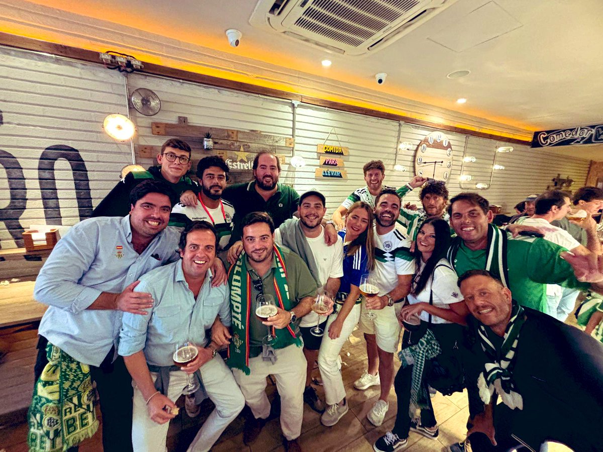 pb_laesquinita's tweet photo. Nuestra gente de la ESQUINITA anda ya por Vitoria. Que no pare nunca la locura de esta bendita familia @CristinaGalant @mario_menchen A POR LOS TRES PUNTOS 💚💪🏻✅🇳🇬😀 @jmpesu https://t.co/7qQVQUqSBw