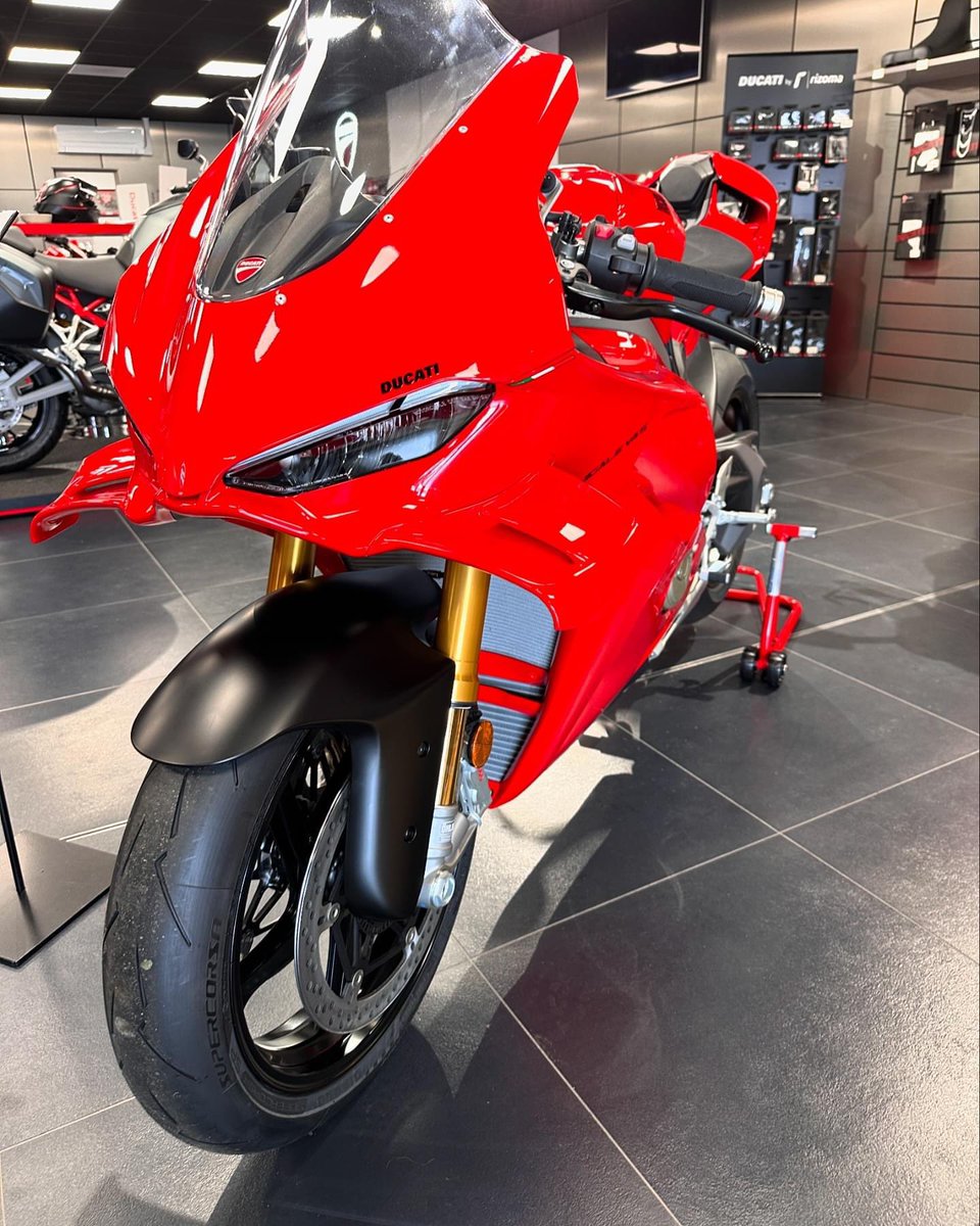 Thomas, le mec qui parle tjrs de moto là tweet media