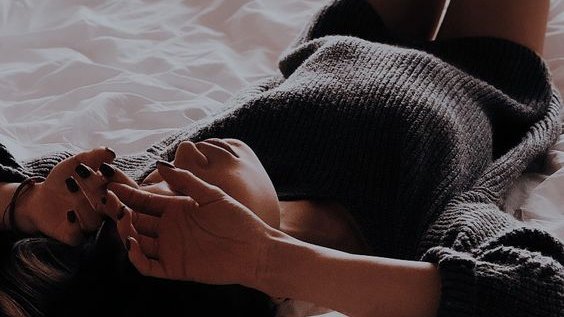 ❝– Odwołaj go.

Telefon Emmy zawibrował. [...] Zerknęła na wyświetlacz.
– Już przyjechał.
– To niech sobie pojedzie – burknęłam.

– Nie bądź dzieckiem, przecież specjalnie dla ciebie obudziłam go o drugiej nad ranem❞.

* ੈ✩‧₊˚ 27.08.2024 #wbrewmojrom