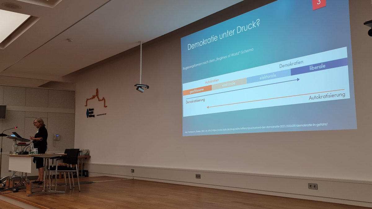 Cusanuswerk's tweet photo. Festvortrag von Prof. Dr. #Ursula_Weber:    https://t.co/qECfQ5AnEi #Demokratie unter Druck: Herausforderungen und die Macht des Einzelnen - viel Stoff zum Nachdenken! 3/3 https://t.co/pCkhmvZGKa