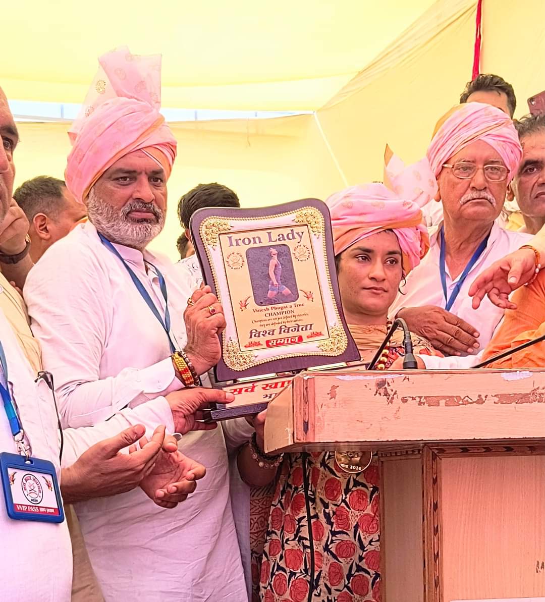 जाट समाज (@jat_samaaj) on Twitter photo सर्वखाप पंचायत के चौधरियों ने मिलकर बहन विनेश फोगाट को किया गोल्ड मेडल से सम्मानित और #IRONLADY की उपाधि भी दी।
<a href="/Phogat_Vinesh/">Vinesh Phogat</a>
#जाट_समाज सर्वखाप पंचायत के चौधरियों ने मिलकर बहन विनेश फोगाट को किया गोल्ड मेडल से सम्मानित और #IRONLADY की उपाधि भी दी।
<a href="/Phogat_Vinesh/">Vinesh Phogat</a>
#जाट_समाज