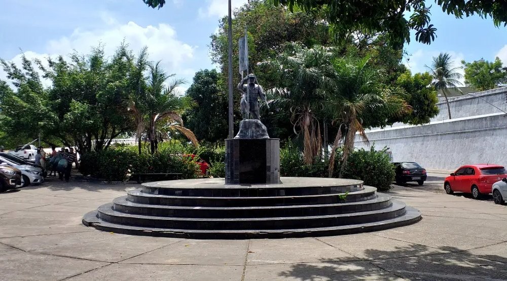 centreiro's tweet photo. Aproveitamos que hoje é Dia do Soldado, vamos lembrar o monumento que faz referência a eles, situado em uma das menores praças do Centro de Fortaleza.
(ou visitar esta pracinha é uma vitória!)
#centreiro
#diadosoldado https://t.co/gEE7Mg66X3