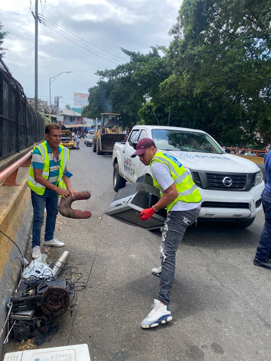 radikeltotel's tweet photo. 🚧🔨 ¡Villa Consuelo en modo #ReclaimTheSpace! La Alcaldía del DN cerró metaleras ilegales que bloqueaban calles. El Director de Espacios Públicos promete ser más estricto que tu abuela con sus plantas 🌿. ¡Adiós desorden, hola ciudad organizada! #OrdenEnLaCiudad #SantoDomingo https://t.co/Mb3XITq4z8