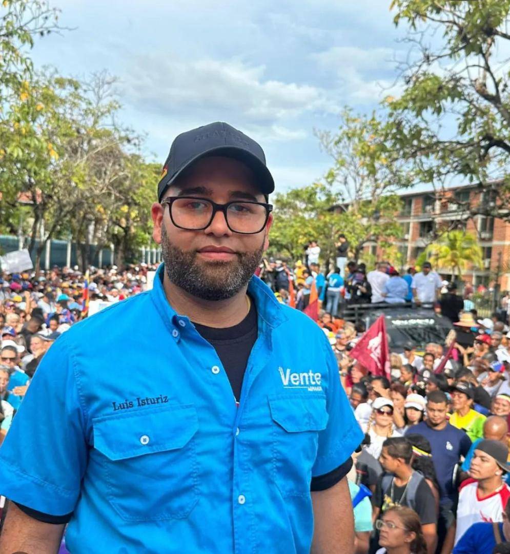 Luis Istúriz, secretario político estadal de Vente Venezuela y miembro del comando de campaña ConVzla en Miranda, fue secuestrado por el régimen este #24Ago, junto a su esposa Andriuska Sánchez. 

‼️Exigimos conocer ¿#DóndeEstán?
