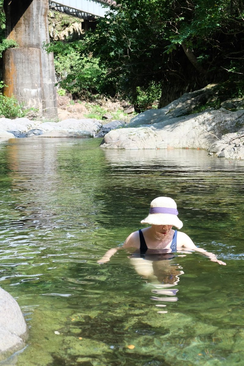 leotardism's tweet photo. お気に入りの場所での水着で川遊び
ここは運転中の車の中からは見えないけど道路脇からはよく見える場所
自撮り撮影会に夢中になっていて、ふと気がつくとバイクが停まっていて２人のライダー��こちらを見てる！
気が付かないふりをして岩場の影に隠れ、行ってしまうのを待ちました
見られちゃった💦💦
遠目だから女性に見えたかしら？
