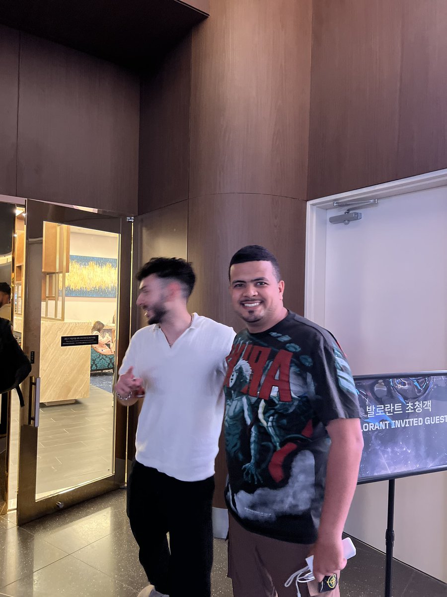 The N1 thing i wanted to do at champs is take a picture with <a href="/tarik/">tarik</a> , when i finally managed to get the chance this is what my friend <a href="/Sabir_Habibi_/">NoXuS_Val 🇲🇦</a> took 🫠 going to cry myself to sleep for this one 🫡