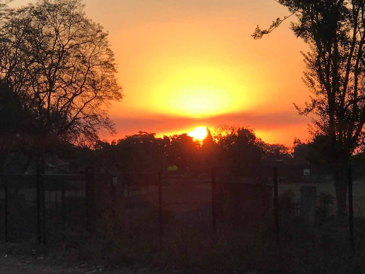 AdventuresRoyal's tweet photo. Chasing sunsets 🌅 

#Harare https://t.co/9afRtDMsuY