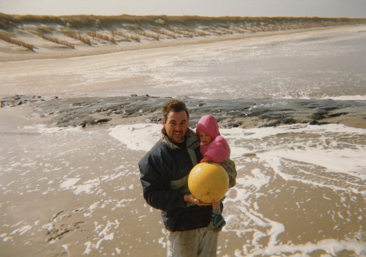 Strandjutten met grandgirl Zoë. Historisch moment: de 1ste keer dat zij een gewild strandjuttertrofee uit de vloedlijn op de Vliehors opraapte. Haar moeder deed dat reeds in 1990.
