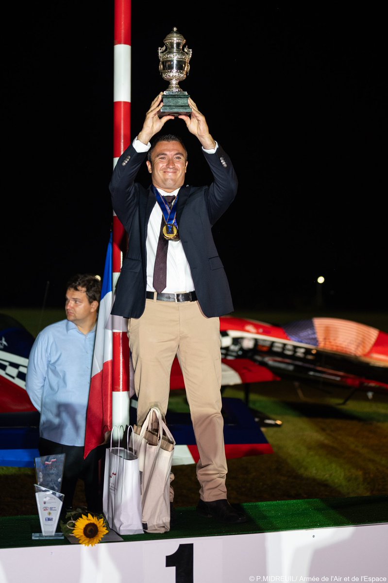 Armee_de_lair's tweet photo. #WAC2024 : exploit accompli pour l’@EVAAofficiel ! Le capitaine Florent Oddon remporte le championnat du monde de voltige aérienne 2024 et devient le premier double champion du monde français 🇫🇷 ! Une performance historique et une immense fierté pour les Aviateurs #avgeek https://t.co/gq1xb7W6gD