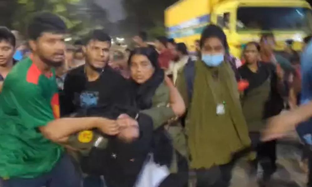 সচিবালয় এলাকায় আনসার-শিক্ষার্থীদের সংঘর্ষ চলছে