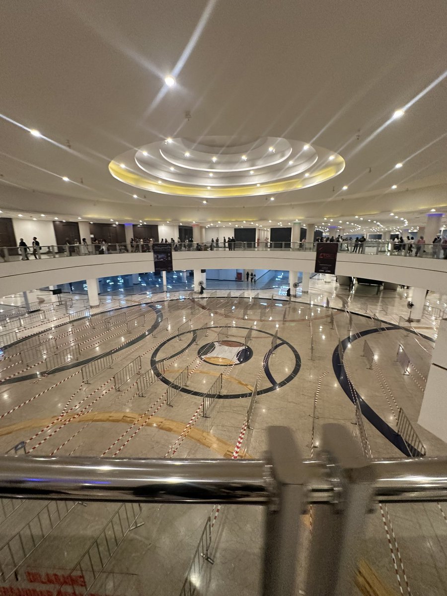 markhyuck4me's tweet image. list kejelekan ime pas konser aespa :

1. gate jelek banget, sangat tidak well prepared! kayak besi doang apasih jir

2. gaada poster samsek, kl adapun kecil dan bisa diitung jari. jujur pas lg nunggu di holding area rasanya kyk lg nunggu konsul dokter drpd nunggu konser :/