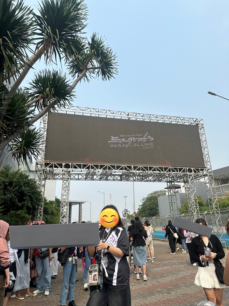 markhyuck4me's tweet image. list kejelekan ime pas konser aespa :

1. gate jelek banget, sangat tidak well prepared! kayak besi doang apasih jir

2. gaada poster samsek, kl adapun kecil dan bisa diitung jari. jujur pas lg nunggu di holding area rasanya kyk lg nunggu konsul dokter drpd nunggu konser :/