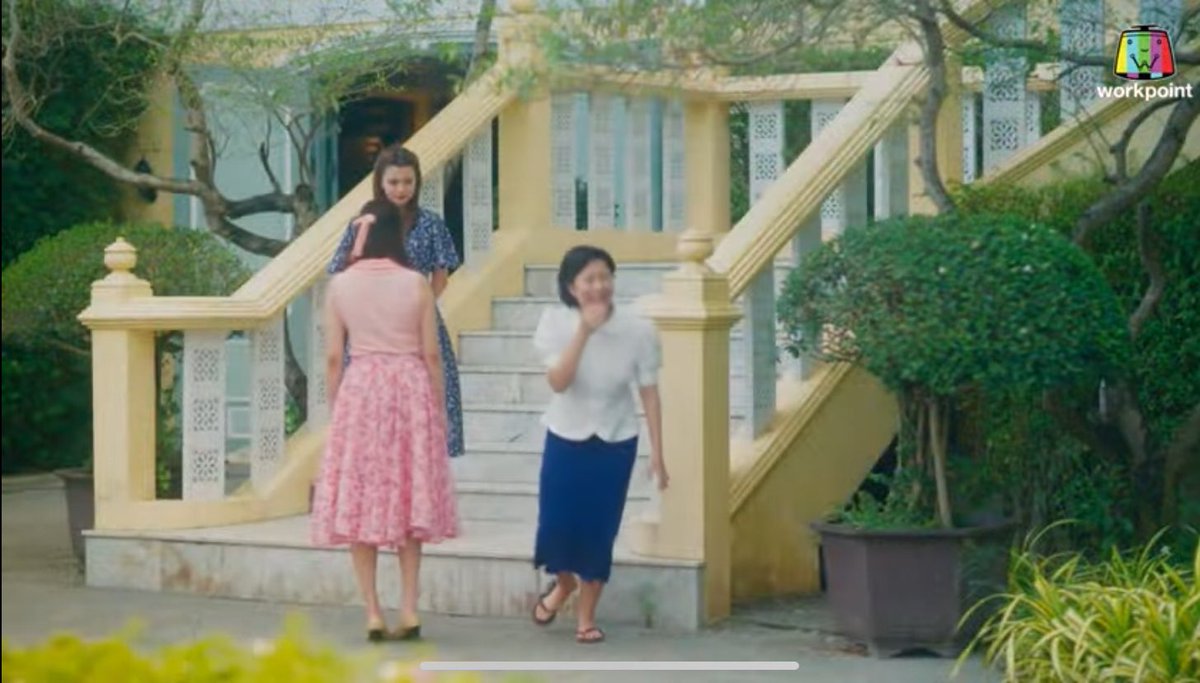 imnot_your_dear's tweet photo. o maior drama de the loyal pin:

❌ a partida da anil pra inglaterra
❌ o casamento da lady pin com o khun kua
✅ a prik correndo dramaticamente qd a lady pin disse pra ela não sair com a tia pad

THE LOYAL PIN FRENCH KISS
#ปิ่นภักดิ์EP4 https://t.co/4RI3CYwWcL