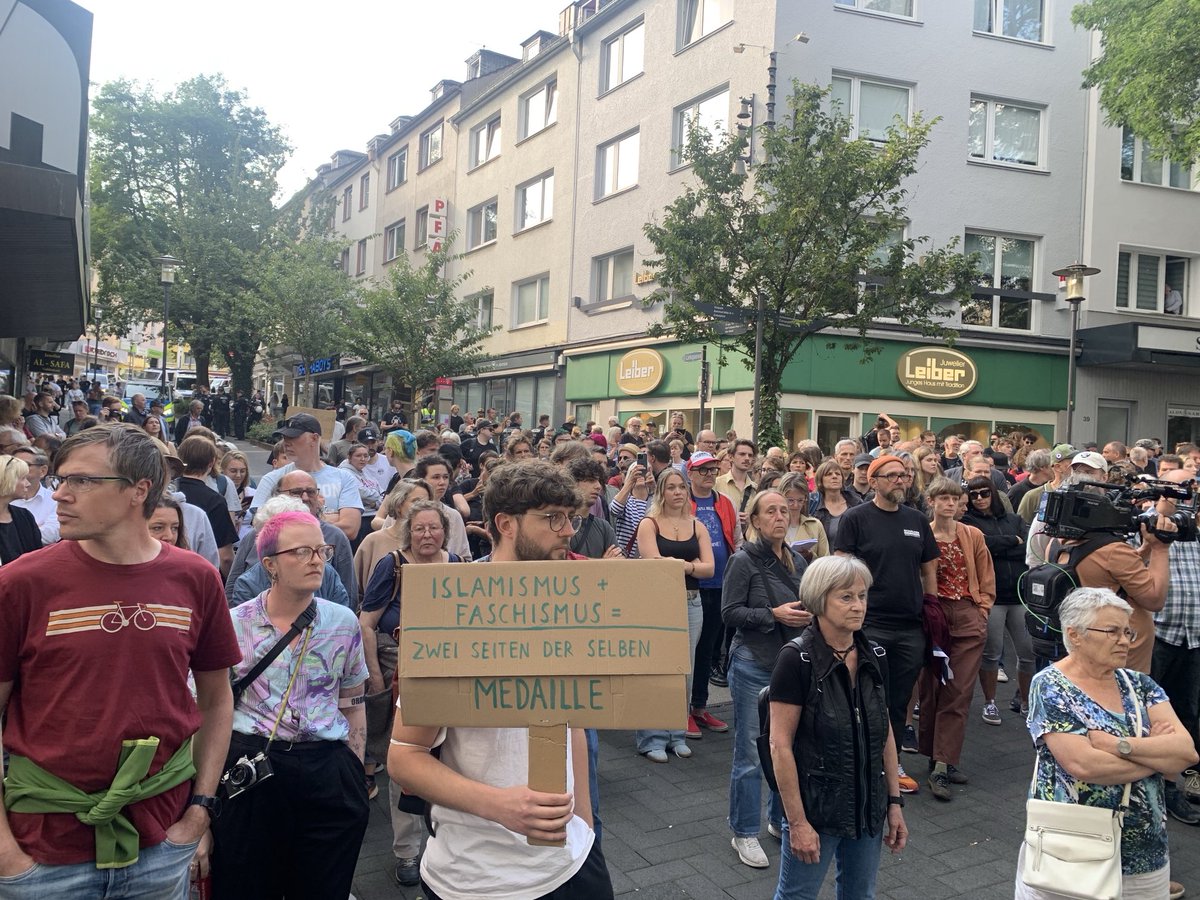 efferth's tweet photo. Nach der Bluttat von #Solingen versammeln sich an diesem Sonntagabend hunderte Menschen in der Nähe des Tatortes zum Gedenken an die Opfer. Beim politischen Hintergrund der Tat werden die Begriffe „Islamismus“ und „Faschismus“ oft in einem Atemzug genannt. ⁦@RTLWEST⁩ https://t.co/FL7GHwUjqX