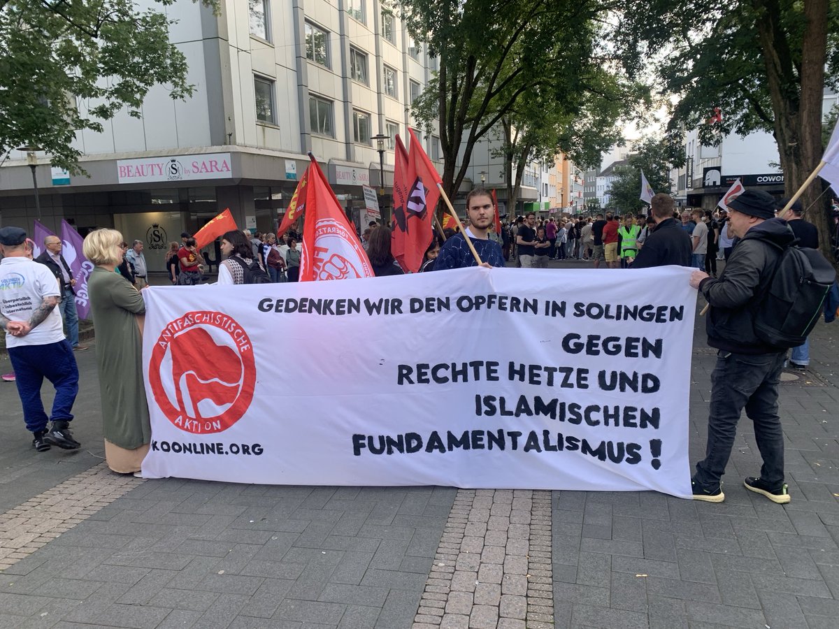 efferth's tweet photo. Nach der Bluttat von #Solingen versammeln sich an diesem Sonntagabend hunderte Menschen in der Nähe des Tatortes zum Gedenken an die Opfer. Beim politischen Hintergrund der Tat werden die Begriffe „Islamismus“ und „Faschismus“ oft in einem Atemzug genannt. ⁦@RTLWEST⁩ https://t.co/FL7GHwUjqX