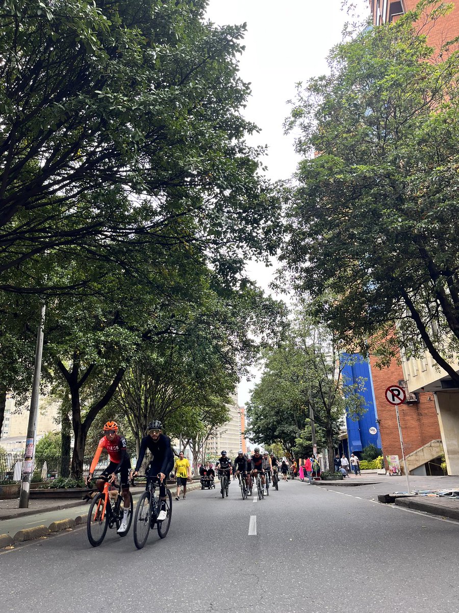 Así como cuando te agachas a tomar una foto porque la ciclovía se ve muy linda entre árboles y te queda <a href="/Eganbernal/">Egan Arley Bernal</a> en la foto. #fotociclovia50 📸