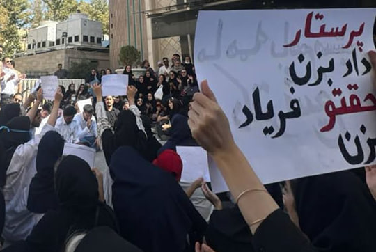 اعتصاب پرستاران در اعتراض به دشواری‌های عظیم اقتصادی که با آن مواجهند نمود دیگری از بلایی‌ست که فساد، ناکارآمدی، و ماجراجویی‌هایی منطقه‌ای جمهوری اسلامی بر سر میهن و هم‌میهنان ما آورده است.

بیش از چهار دهه است که حلقه کوچکی از وابستگانِ ناکارآمدِ فرقه‌ای تبهکار، پست‌های مدیریتی