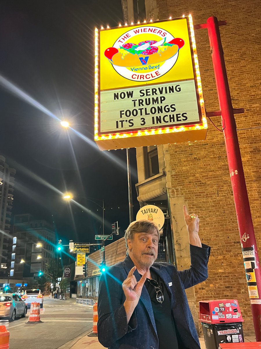 It's not a trip to Chicago without a visit to The Wieners Circle.

#SizeMatters 🌭