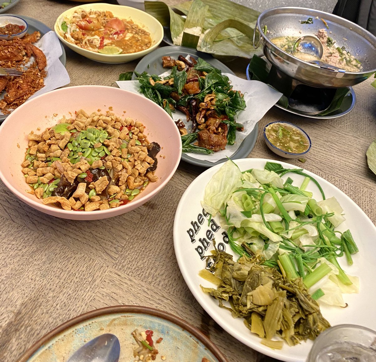 phed phed cafe🌶️❤️‍🔥 เดินจาก bts สะพานควายนิดนึง เลิฟมากกกกก🥹 ไม่ได้กลับไทยมานานคือคิดถึงความแซ่บ ยำมาม่าคอหมูย่างคือที่สุด น้ำลำไยคือให้ลำไยมาทั้งพวง😂 อีกอย่างที่ชอบมากคือยำเส้นเล็ก สายเส้นคือห้ามพลาด หมูต้มบ๊วยคืออร่อยแบบนัวๆ😌 มาหลายๆคนจะได้ช่วยๆกันกินน้า <a href="/aroii/">@aroii บอกต่อ</a> #อร่อยบอกต่อ