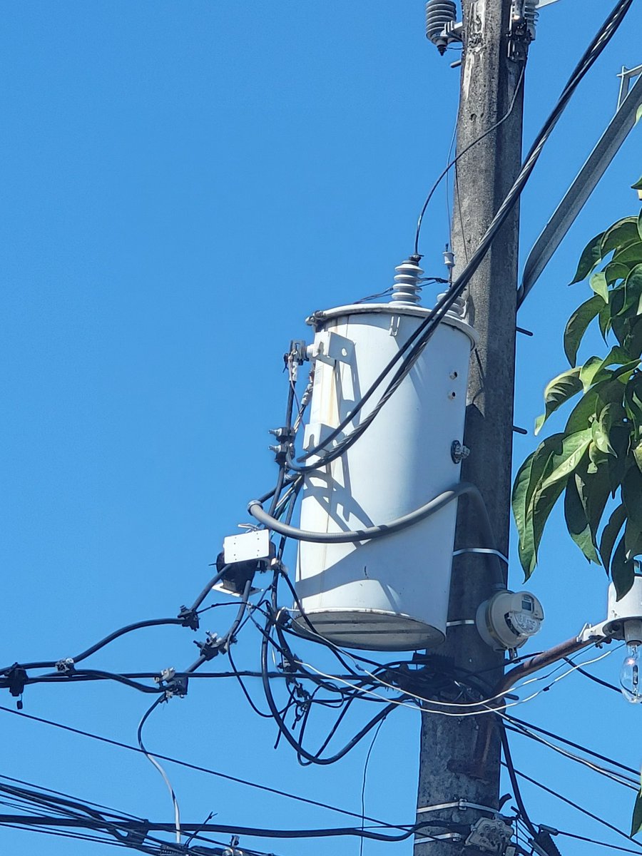 hersellg's tweet photo. Es increíble la preocupación actual con la energía eléctrica, en el residencial antonia de manoguayabo  calle jose,no tenemos luz desde ayer a las 4 de la tarde automáticamente hicimos la reclamación y ellos nunca llegaron pero no solo eso hoy van igual @EdesurRD https://t.co/ZalaAeW1qb